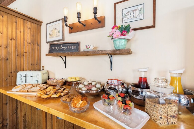 The Stagecoach Inn Bed & Breakfast And Five20 Social Stop