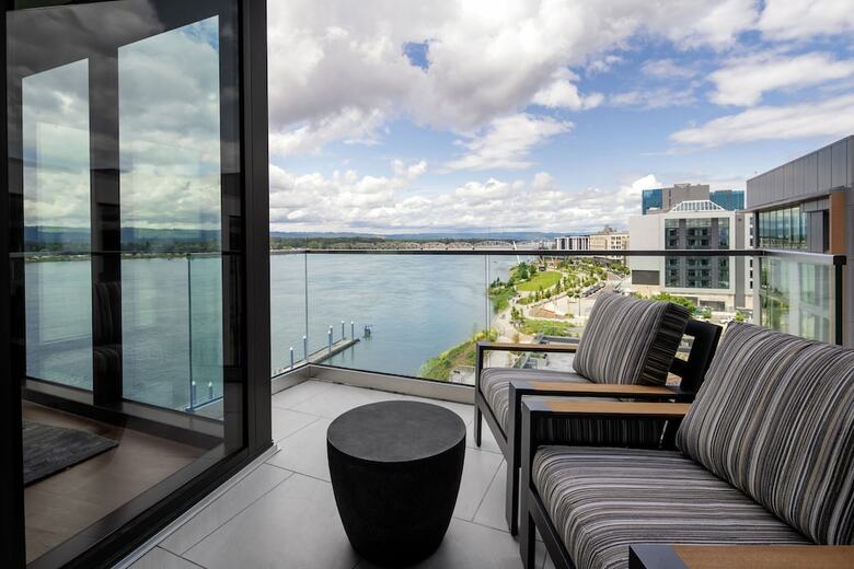 AC Hotel Vancouver Waterfront