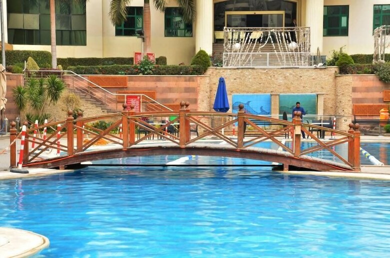 Chain Luxe Paradise Hotel