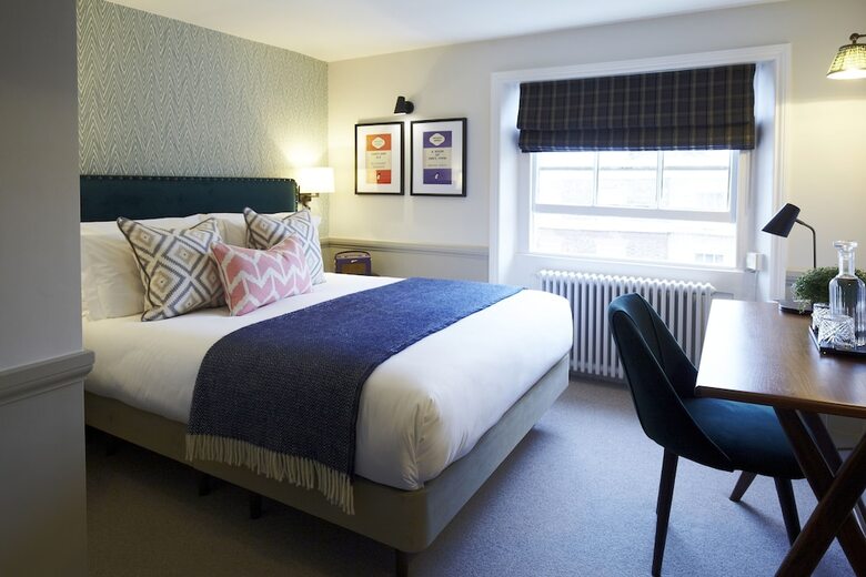 Hotel Room Mate Lime Tree