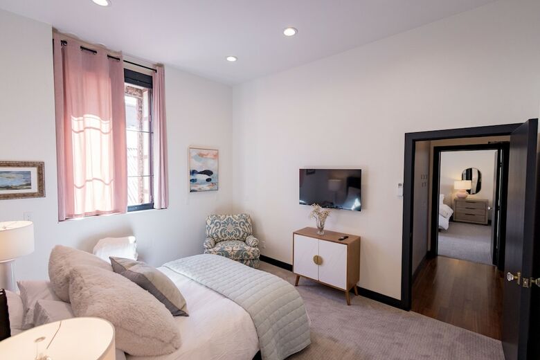 Hotel Speakeasy Suites