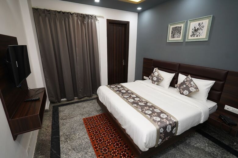 Hotel Posh Garden Inn