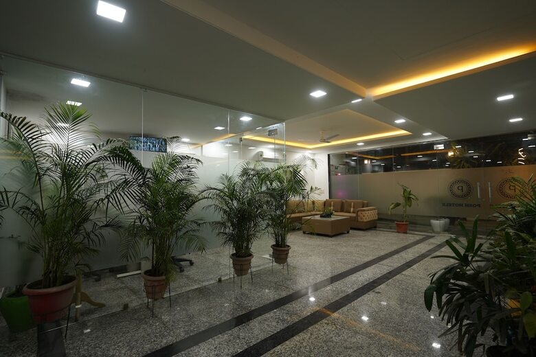 Hotel Posh Garden Inn
