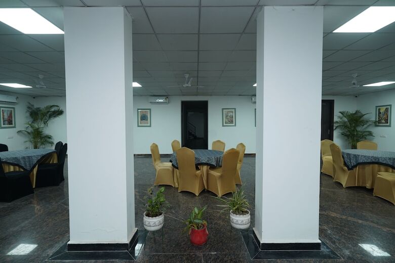 Hotel Posh Garden Inn