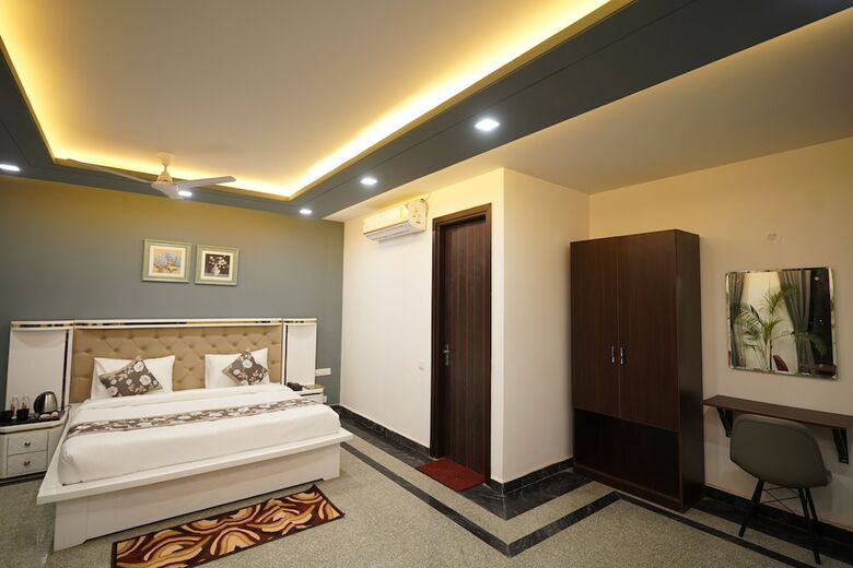 Hotel Posh Garden Inn