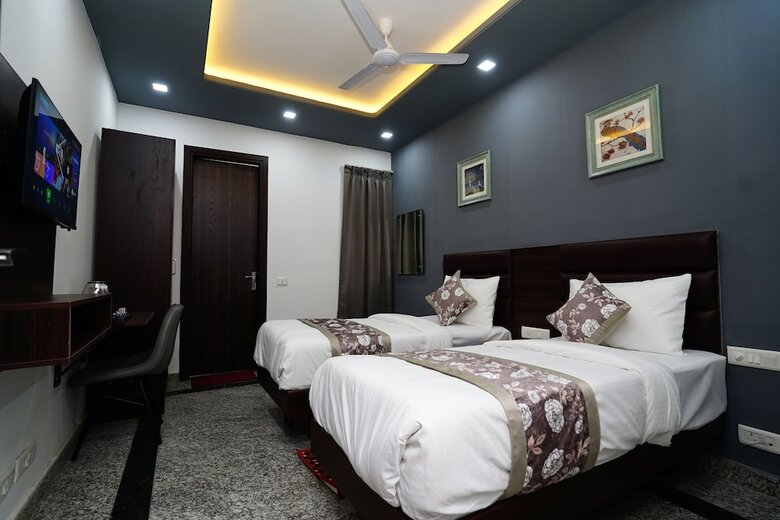 Hotel Posh Garden Inn