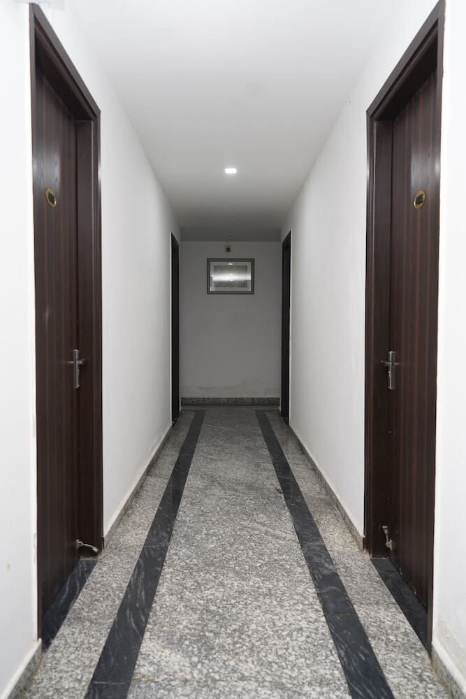 Hotel Posh Garden Inn