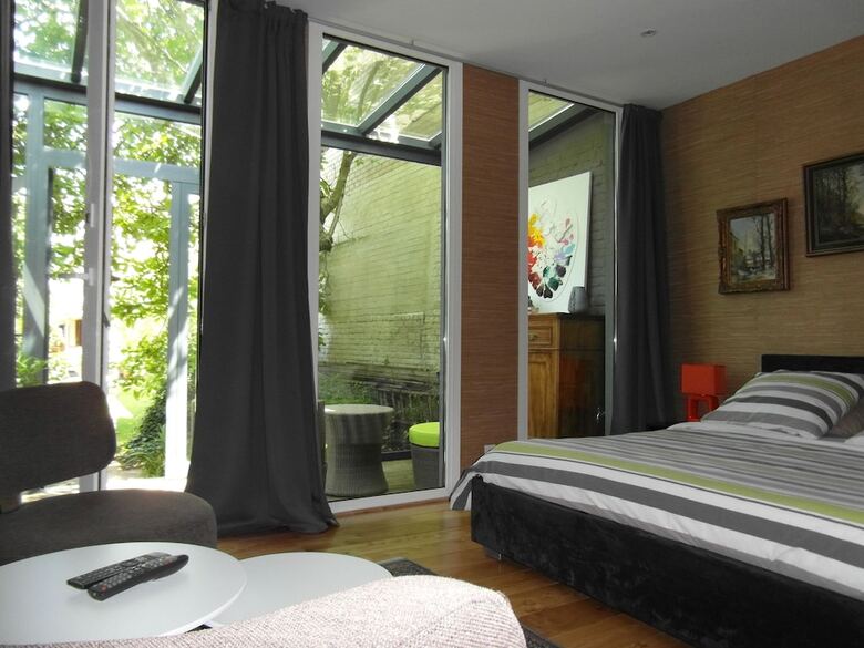 Bed & Breakfast Garden In The City