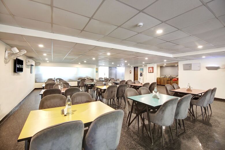 Hotel Saltstayz Premier - Golf Course Extension Road