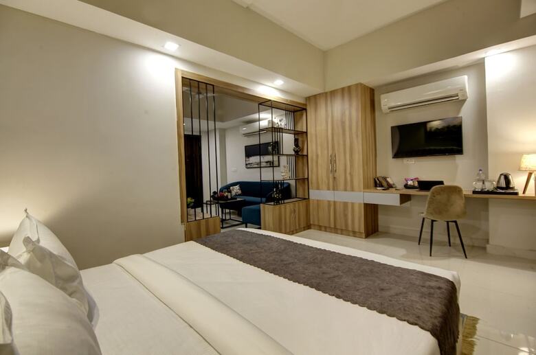 Hotel Saltstayz Premier - Golf Course Extension Road