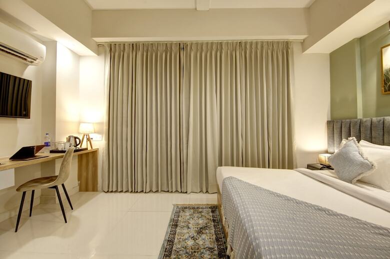 Hotel Saltstayz Premier - Golf Course Extension Road