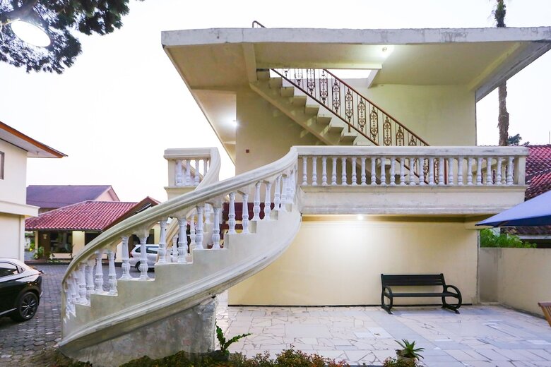 Oyo 93136 Hotel Santo Djaya 2