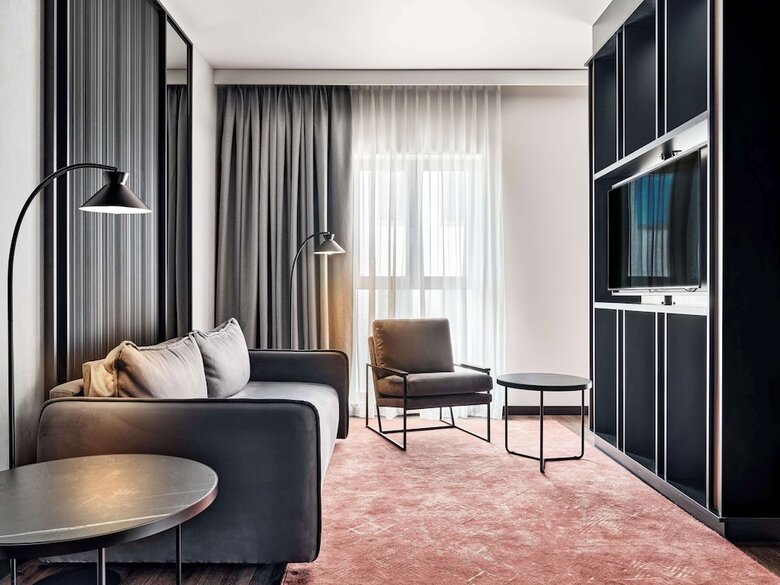 Radisson Red Hotel & Radisson Red Apartments, Krak�w