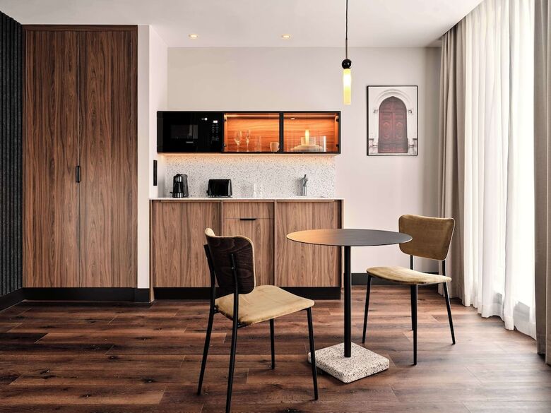 Radisson Red Hotel & Radisson Red Apartments, Krak�w