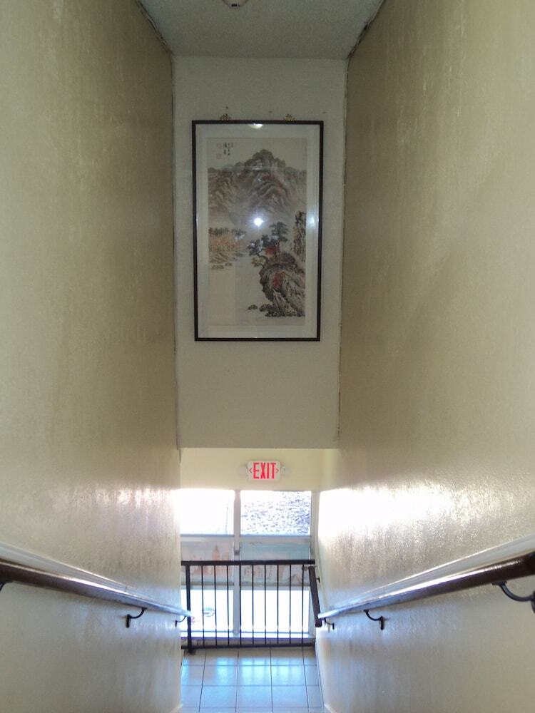 Motel Traveler's Bed & Breakfast Hostel