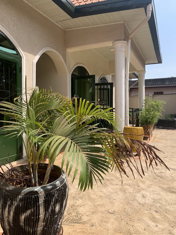 Bed & Breakfast Gorilla Home Stay
