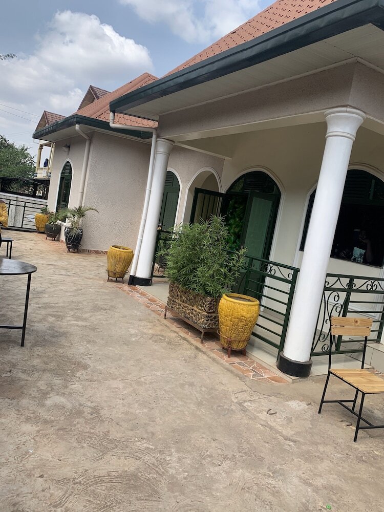 Bed & Breakfast Gorilla Home Stay