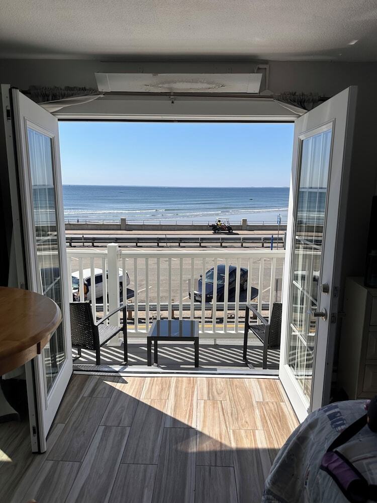 Hotel Breakers By The Sea