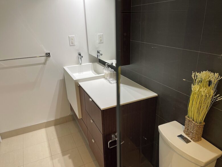 Hotel 151 Dan Leckie Way