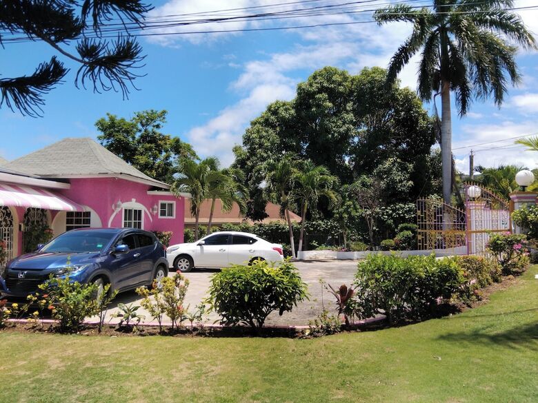 Bed & Breakfast 237 Bratton Ave