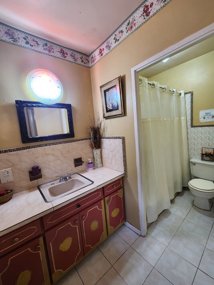 Bed & Breakfast 237 Bratton Ave