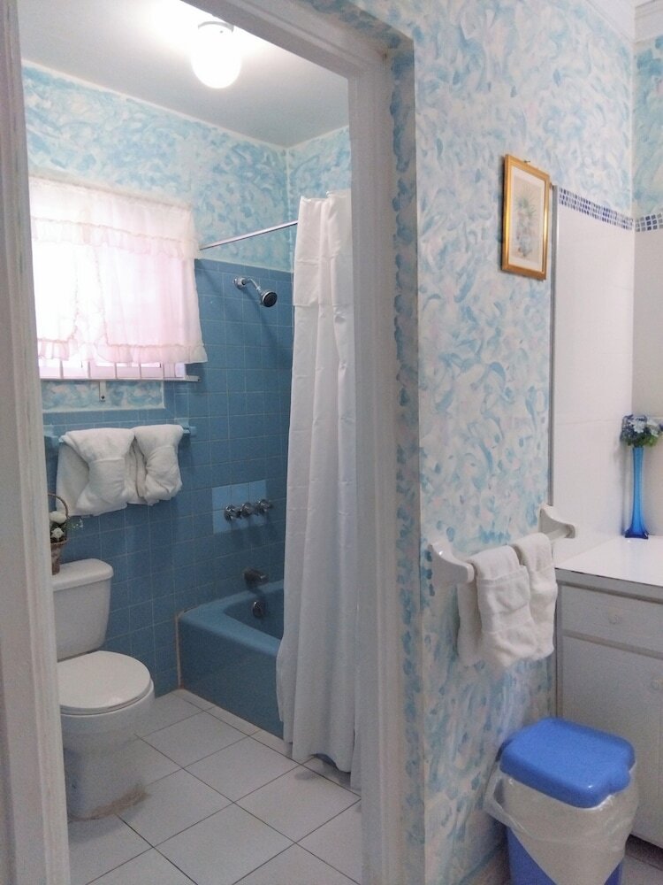 Bed & Breakfast 237 Bratton Ave