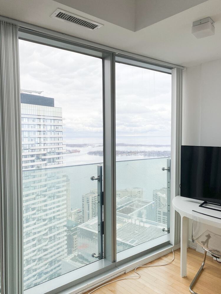 Hotel Ihost Suites Downtown Toronto