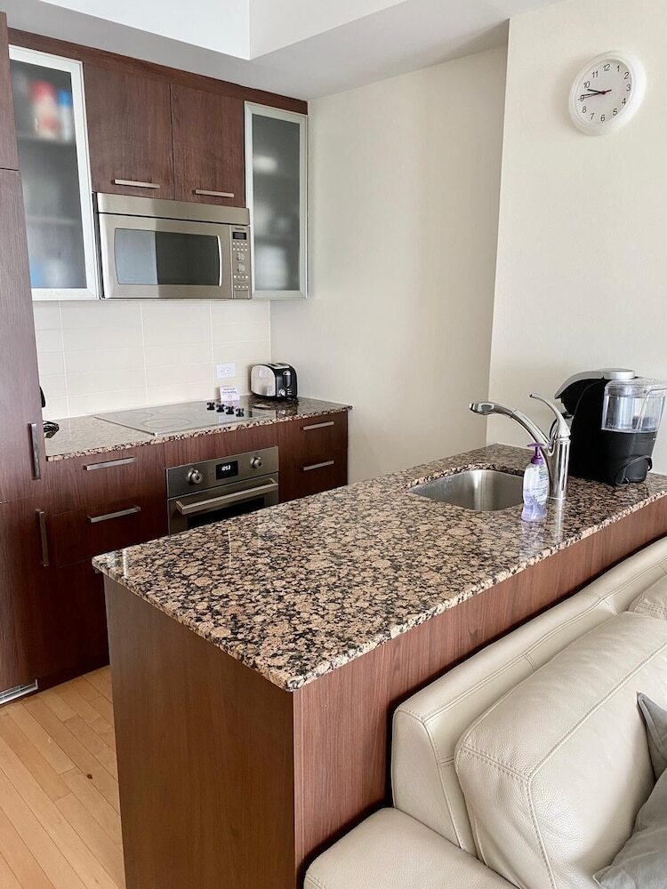 Hotel Ihost Suites Downtown Toronto