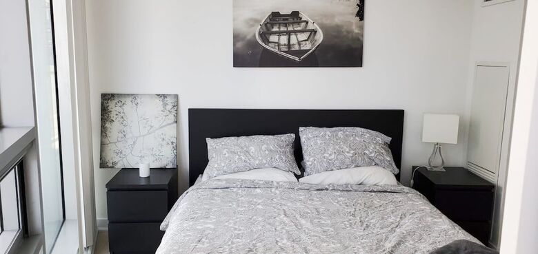 Hotel Ihost Suites Downtown Toronto