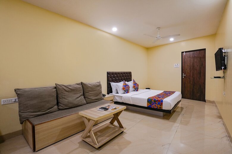 Hotel Fabexpress U Life