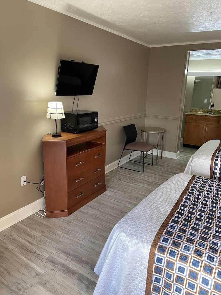 Motel Inn Between The Hedges