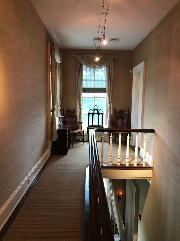 Hotel Jedediah Hawkins Inn