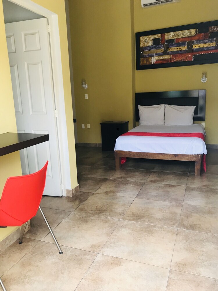 Hotel Montroi City