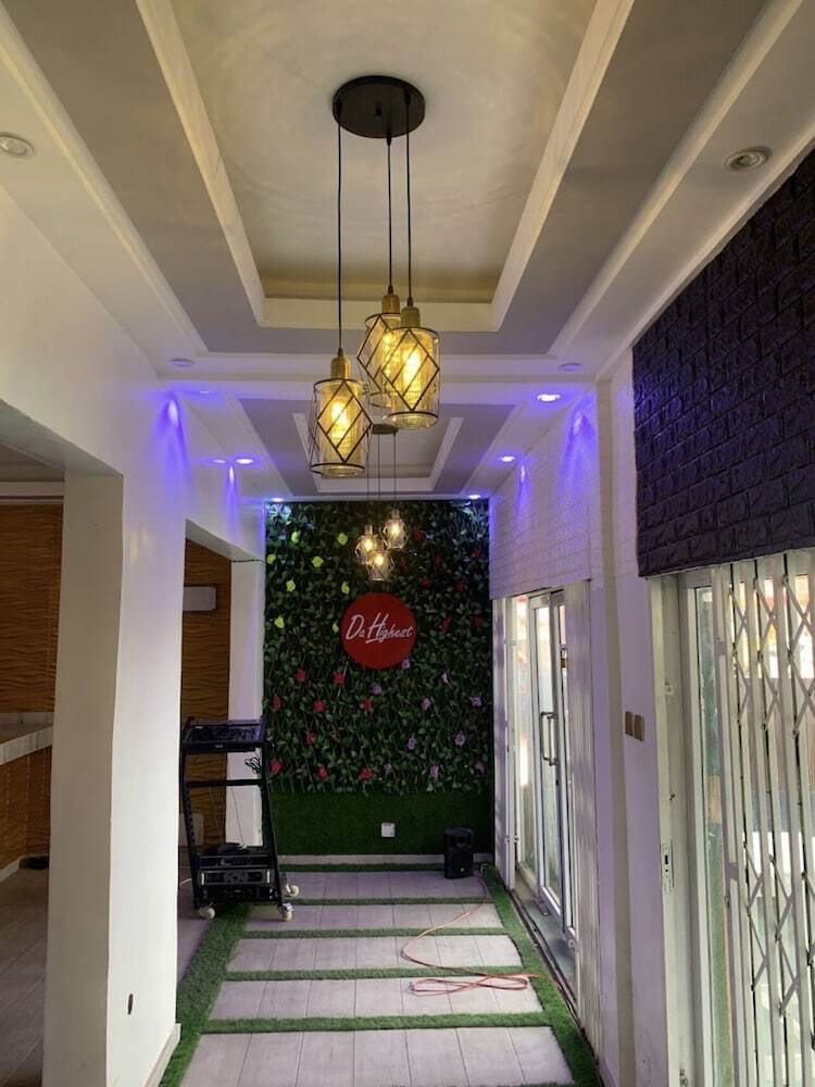 Da Highest Lounge Bar & Restaurant