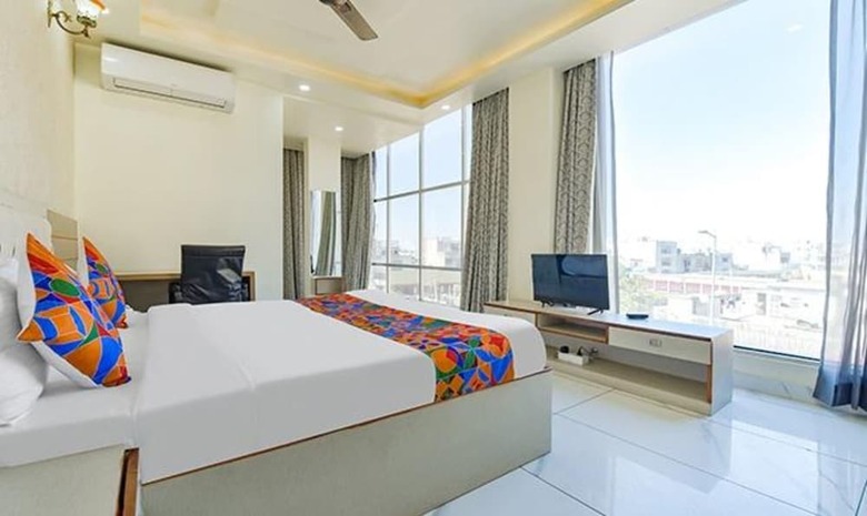 Fabhotel Cm Palace