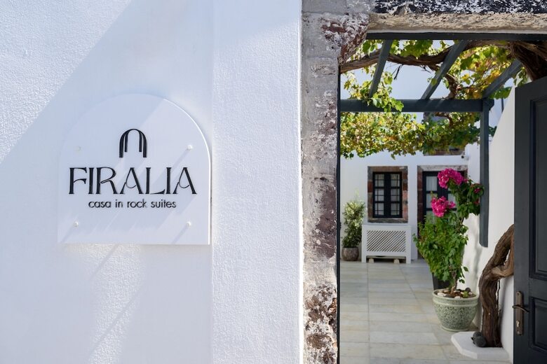 Firalia, Casa In Rock Suites