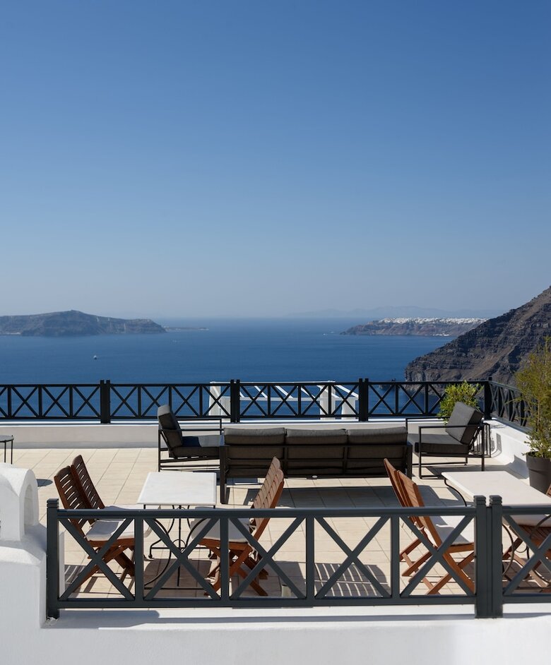 Firalia, Casa In Rock Suites