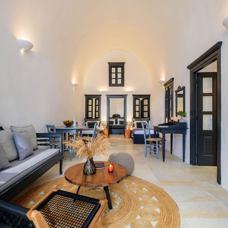 Firalia, Casa In Rock Suites