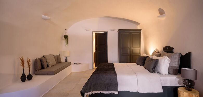 Firalia, Casa In Rock Suites