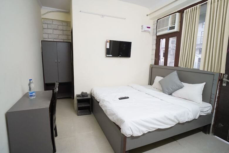 Hotel Roomshala 034 Grihum Noida Sector 63