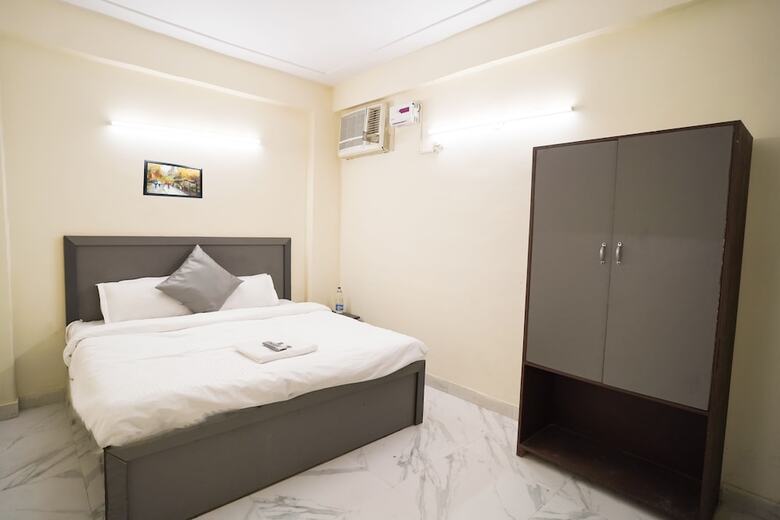 Hotel Roomshala 034 Grihum Noida Sector 63