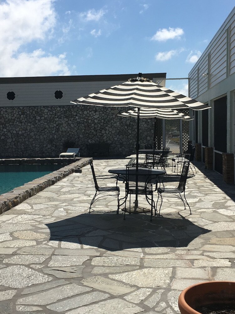 Hotel Rod And Gun Club