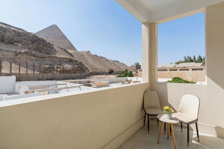 Villa Khufu Pyramids Hotel