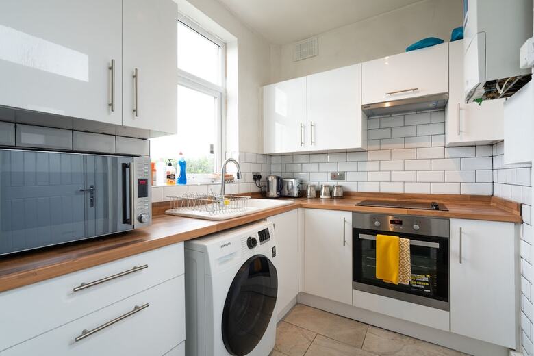 Spacious 4br, Parking, Near Centre