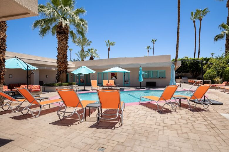 Hotel Poolside Fun King Suite