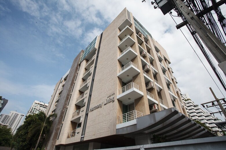 2b - 2 Bedrooms And 2 Bathrooms Located Downtown Apartment With Shared Pool