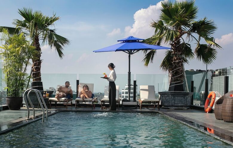May De Ville Crown Hotel