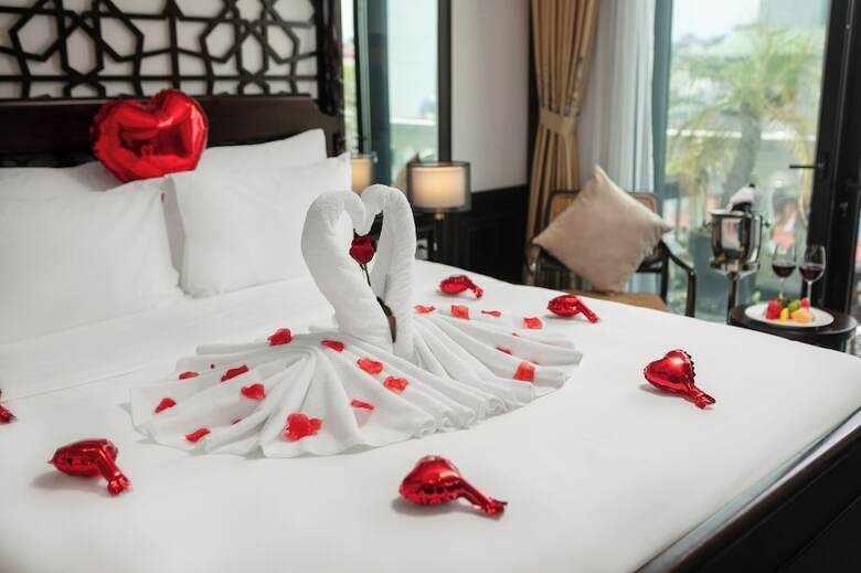 May De Ville Crown Hotel