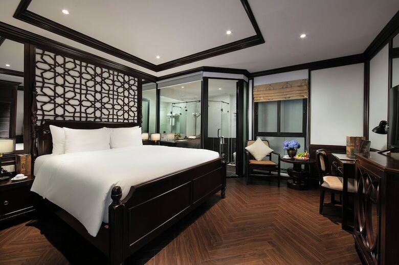 May De Ville Crown Hotel