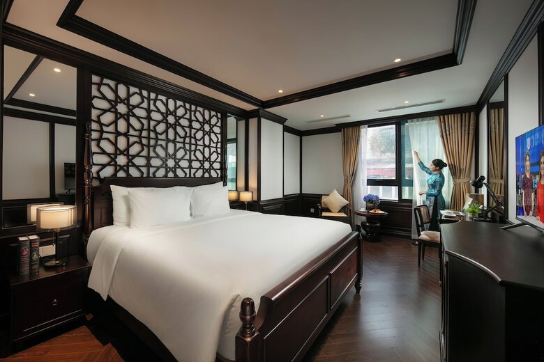 May De Ville Crown Hotel